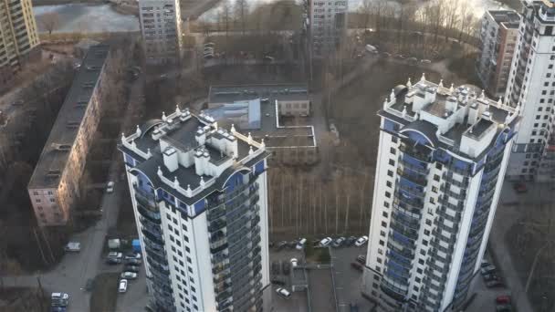 Nieuwe hoogbouw gebouwen in de oude wijk. Lucht onderzoek — Stockvideo