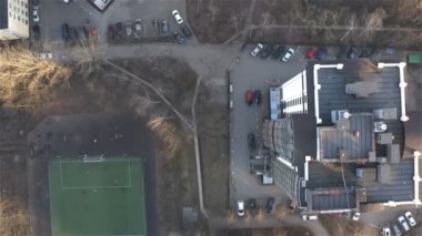 Şehrin bir yerleşim bölgesinde Otoparklar ile Yard parçası. Üstte görüntü