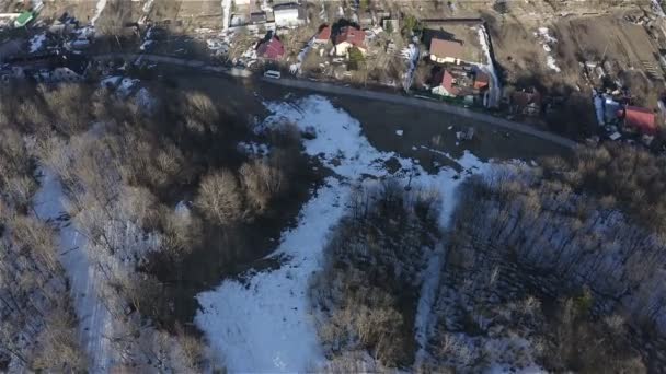 Topputsikt över privata hus nära skogen. Flyg undersökning — Stockvideo