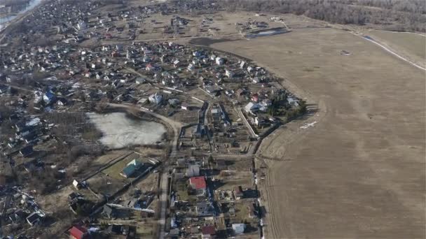 Ir arriba Vista de los campos y casas de campo. Encuesta aérea — Vídeo de stock