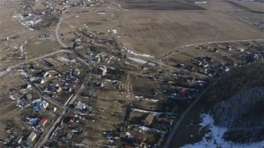 Yılın baharında köyün üzerinde uçuyor. Hava araştırması