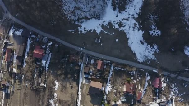 Két autó hagyja egy szűk falusi úton. Légi felvétel — Stock videók