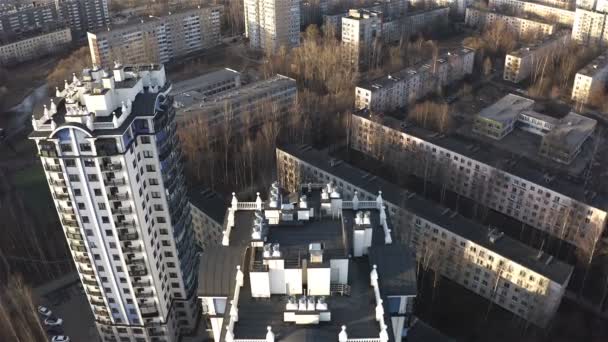 Volando sobre los techos de las casas. Fotografía aérea complejo residencial Manor Vorontsov — Vídeo de stock