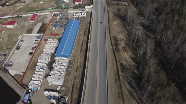 Vista superior de um armazém, localizado na estrada — Vídeo de Stock