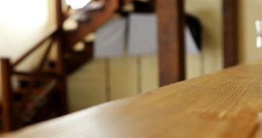 çocuklar özel bir evde köşe ahşap merdivenler boyunca koşmak