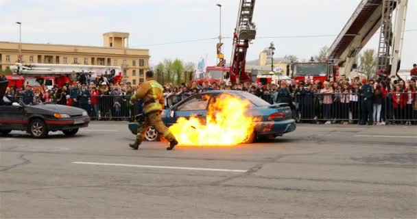 Fire Department pracownik ustawia ogień do samochodu na stronie demonstracyjnej przed publicznością — Wideo stockowe