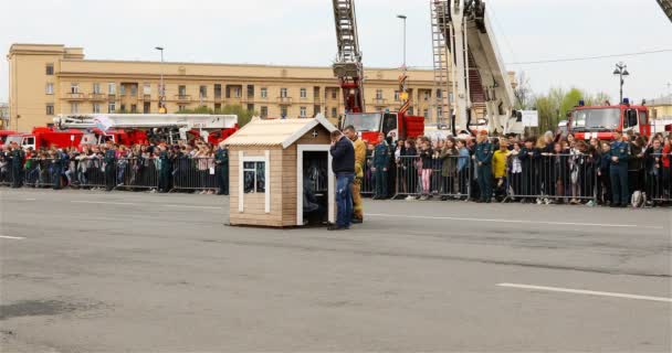 Az emberek a szakosított képzés előkészíti a tárgyat a demonstráció esetén — Stock videók