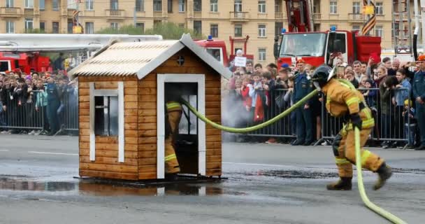 Samordnat arbete av två brandmän på platsen för en olycka i en hus brand — Stockvideo