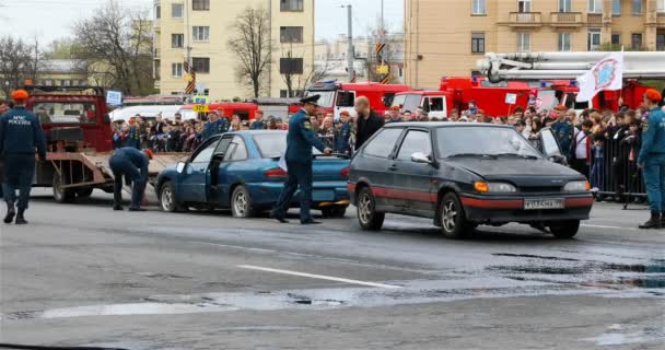 Służba w nagłych wypadkach Ministerstwo i kontroli pożarowej prowadzenia prac przygotowawczych do zapalania samochodu — Wideo stockowe