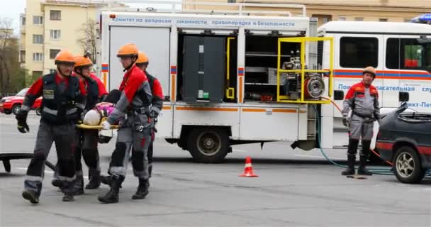 Mitarbeiter des Rettungsdienstes auf Trage evakuiert Mann bei Autounfall verletzt — Stockvideo