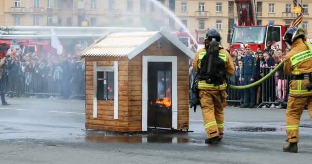 I vigili del fuoco di San Pietroburgo tengono dimostrazioni di lotta antincendio — Video Stock