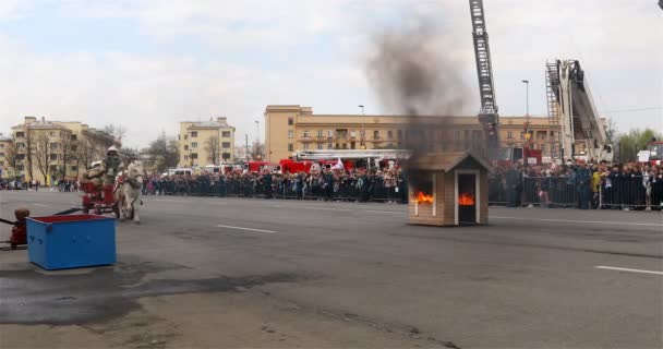 Il carro dei vigili del fuoco porta la gente del fuoco — Video Stock