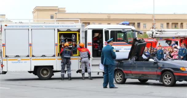 Le service de recherche et sauvetage quitte les lieux d'un accident de la circulation après le sauvetage — Video