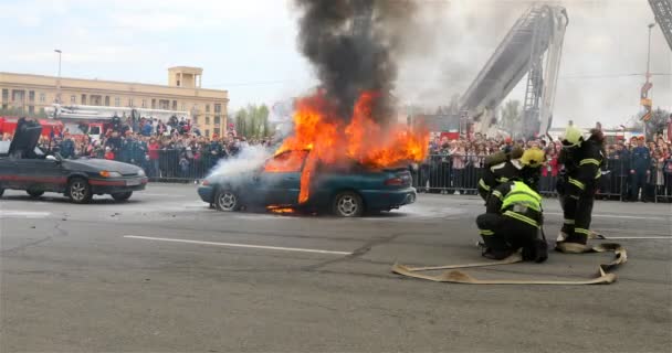Hasičská brigáda se chystá uhasit hořící vůz