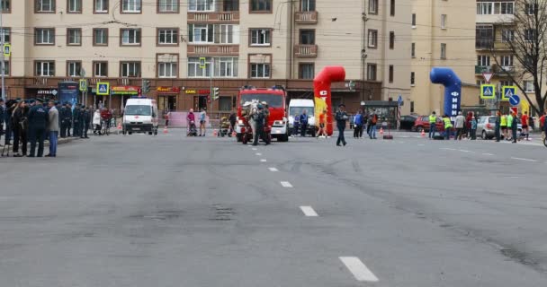 Підготовка до демонстрацій на центральній площі міста — стокове відео