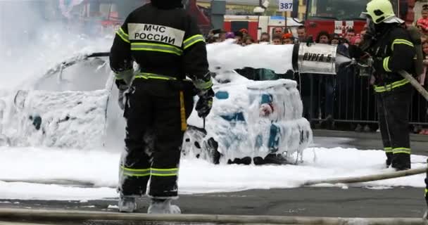 Dispositivo de extinção de incêndios BLIZZARD-5 emite espuma sob pressão para extinguir o fogo — Vídeo de Stock