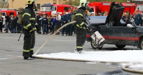 Πυροσβέστης στη μάσκα επαληθεύει ότι η εγκατάσταση πυροσβεστικές χιονοθύελλες-5 — Αρχείο Βίντεο