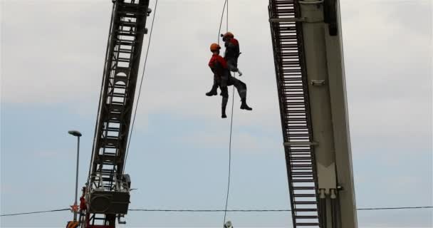 Deux sauveteurs descendent des hauteurs sur les cordes avec des ceintures Strahovanie — Video