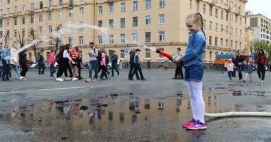 asfalt üzerinde su sulama yangın hortumu kız