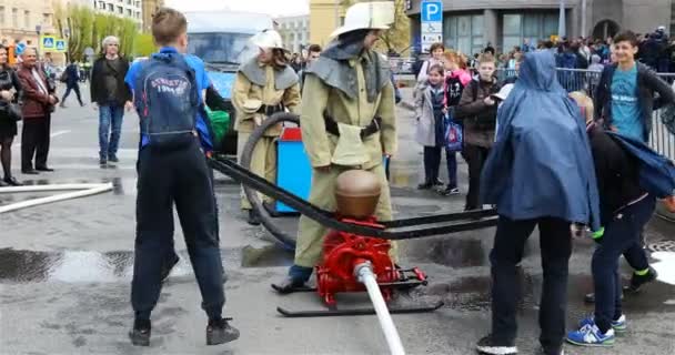 Pojkar pumpar vatten för brandsläckning från tanken med en handpump — Stockvideo