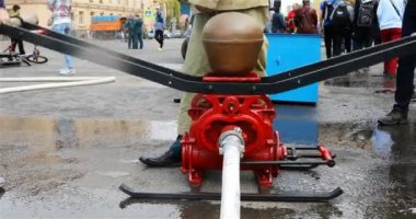 bağlı yangın hortumu ile yangın el pompası çalışması