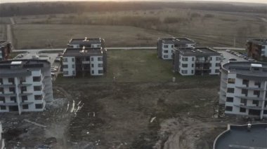 Yeni konut kompleksinin arkasında ormanın güzel bir manzarası var.