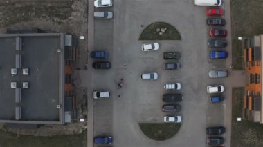 Konut binalarının yakınındaki bir park alanının havadan fotoğraf çekimi