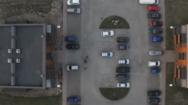 Fotografia aérea de uma zona de estacionamento perto de edifícios residenciais — Vídeo de Stock