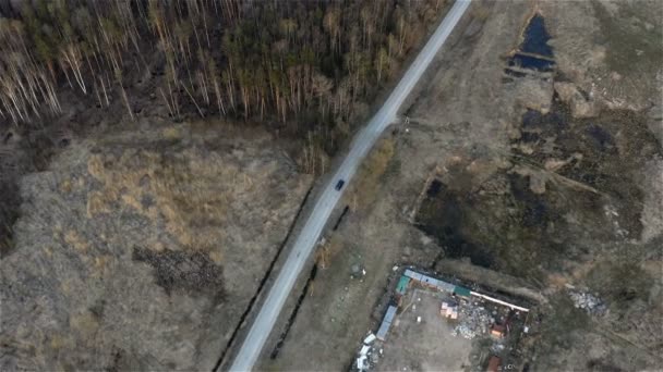 Seguimiento del coche desde el aire al ganar velocidad a lo largo de la carretera — Vídeo de stock