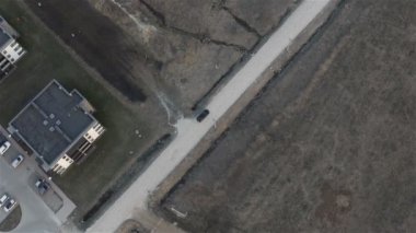 siyah bir araba bahar sezonunda bir köy yolu boyunca hareket