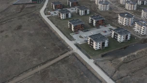 Fotografia aérea de um novo complexo suburbano residencial com infra-estrutura em desenvolvimento — Vídeo de Stock