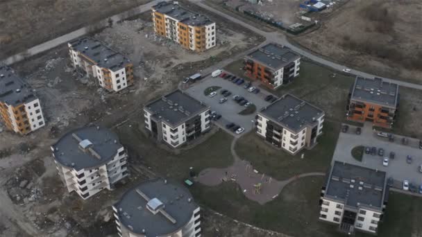 Fotografía aérea de nuevos edificios con territorio equipado y un parque infantil — Vídeo de stock