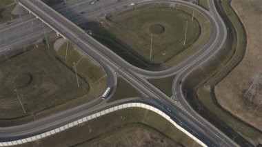 kavşak ve çeşitli çıkışlar ile otoyol