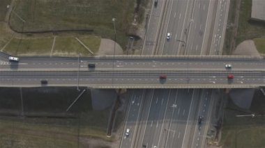 yüksek hızlı trafik için çeşitli şeritler ile karayolu üzerinde köprü