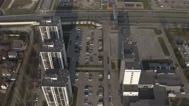 Nový obytný komplex s vysokými budovami v blízkosti soukromých obytných budov — Stock video