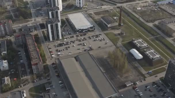 Ускоренная аэрофотосъемка жилого района города — стоковое видео