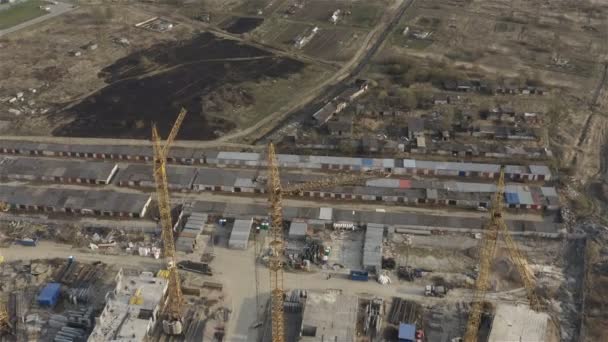 Construção de um complexo residencial no novo território da cidade. Local de construção — Vídeo de Stock