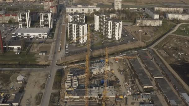 В поселке строятся новые многоэтажные жилые комплексы — стоковое видео