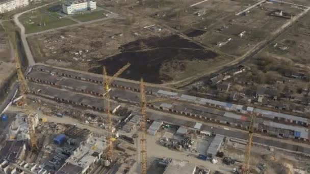On the outskirts of the city begins the construction of new apartments for new residents — Stock Video