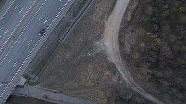 bisikletçiler yol kenarında bir duraklama üzerinde durmak