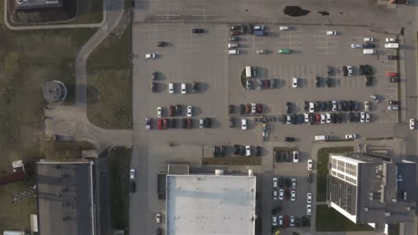 Plattform mit geparkten Autos an einer mehrstöckigen Wohnanlage — Stockvideo