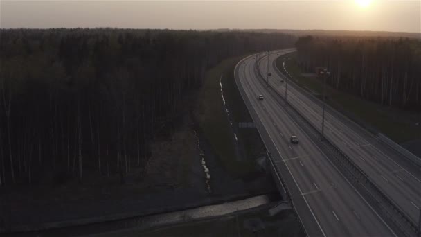 Auto che passano lungo l'autostrada con un ponte sotto il quale c'è un canale d'acqua — Video Stock