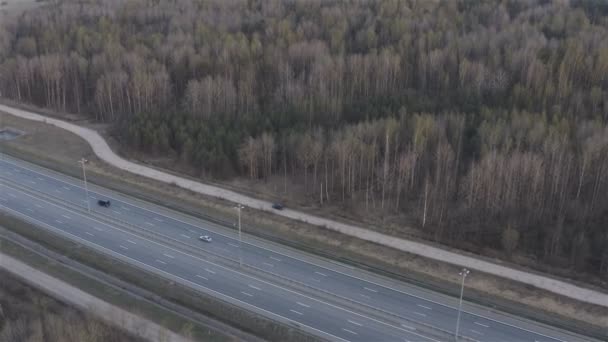 Vista panorámica del vídeo desde el aire en una carretera suburbana — Vídeos de Stock