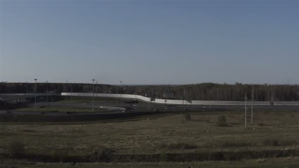 Fotografia aerea di un'autostrada suburbana con traffico automobilistico — Video Stock