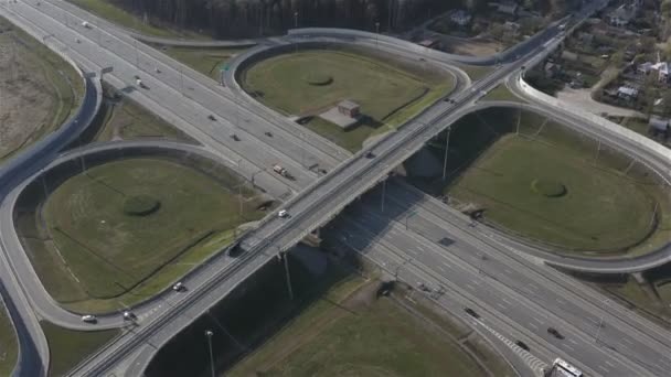 Veel auto's bewegen in verschillende richtingen van de weg. Snellere opnames — Stockvideo