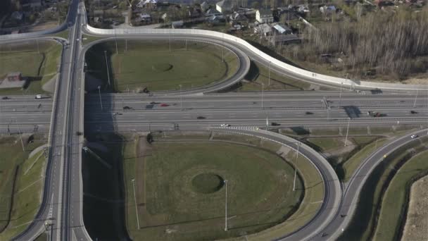Křižovatka dálnic s kruhovou objezdy — Stock video