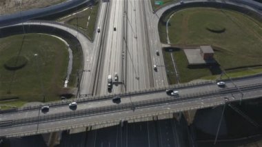 Motorlu taşıma, yüksek hızlı çevre yolunda hareket eder