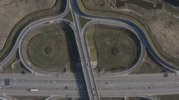Καθημερινή κυκλοφορία αυτοκινητοδρόμων στην εθνική οδό. Θέα από πάνω — Αρχείο Βίντεο
