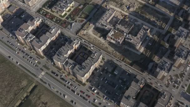 Строительство жилых комплексов с игровыми площадками, магазинами и автостоянками — стоковое видео