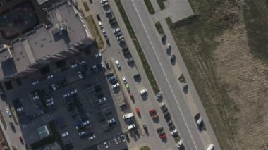 bir yerleşim alanı üzerinde aşağı hava fotoğrafçılığı spiraller